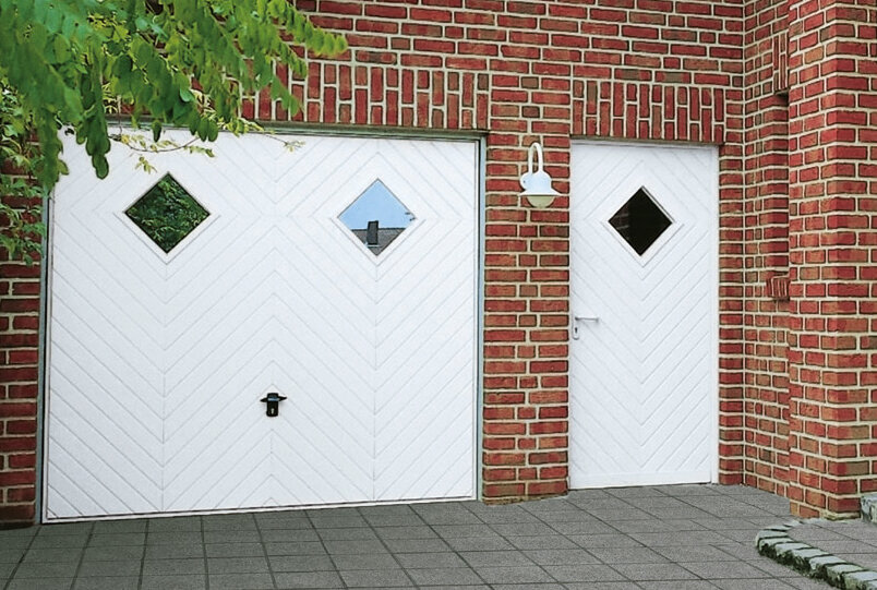 Garagen-Schwingtor mit Nebentür