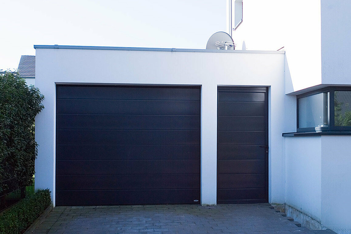 Mellék- és személybejáró ajtók garázskapukhoz