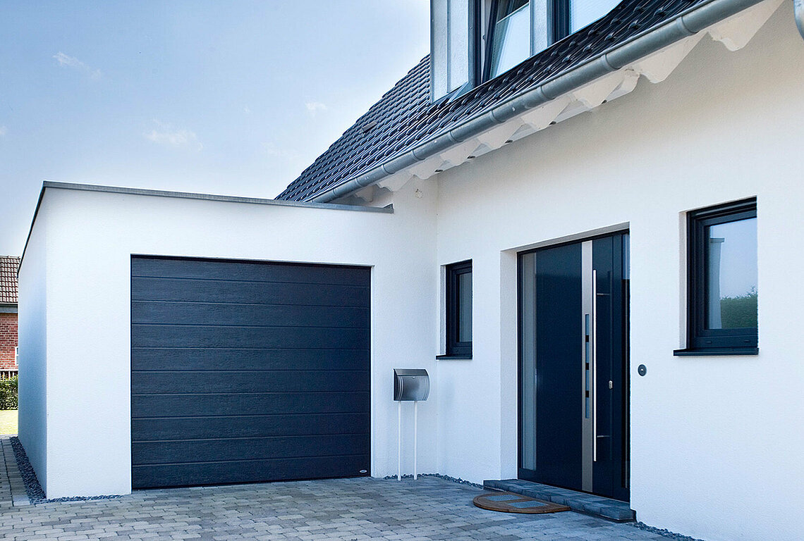 Garagen-Sektionaltor in taubenblau