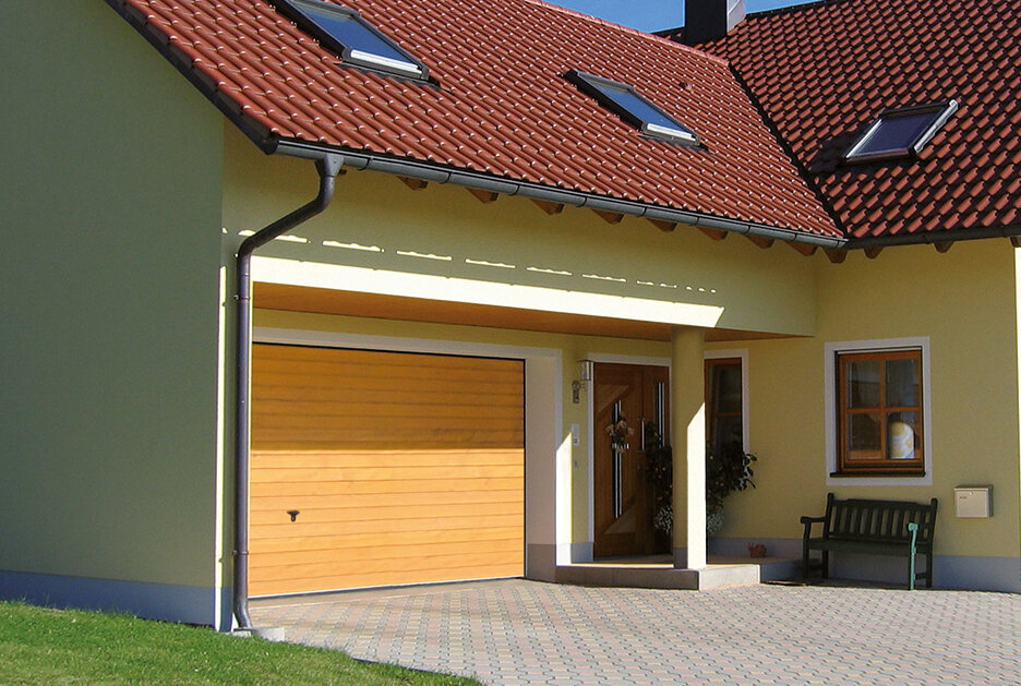 Garagen-Schwingtor in braun