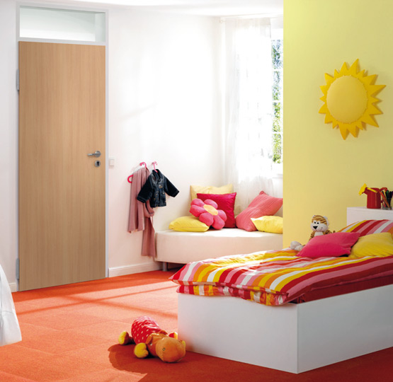 Innentür aus Stahl in einem optisch natürlichen Holzdekor